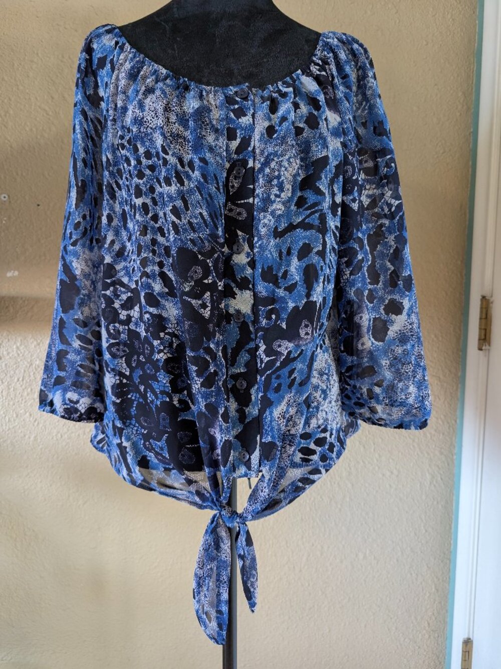Roz & Ali Blue Floral Animal Print Tie Bottom Blouse - Size L